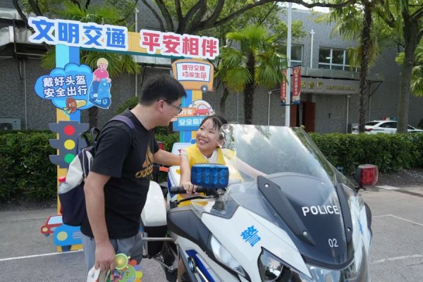 蔚莱策略 体验警用无人机、巡逻车、酒驾测试眼镜，沉浸式安全教育文明实践活动举行